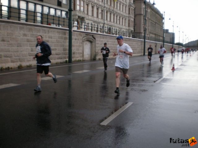 Generali futógála, rakparti 10 kilométeres futás Budapest generali_duna_parti_futogala_1800.jpg generali_duna_parti_futogala_1800.jpg