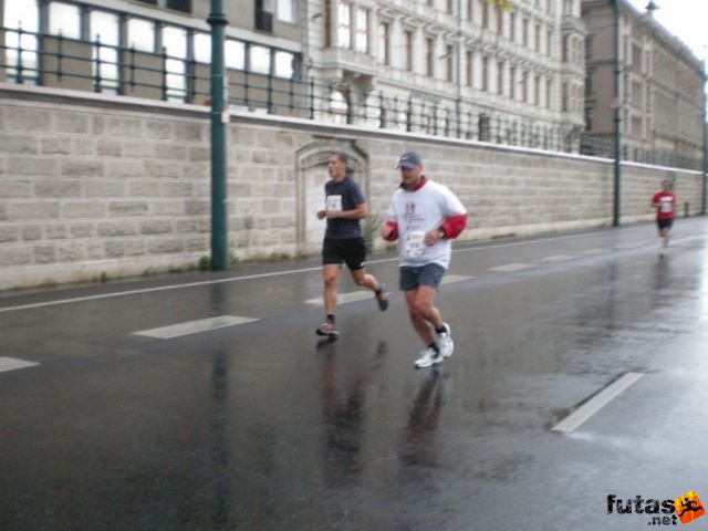 Generali futógála, rakparti 10 kilométeres futás Budapest generali_duna_parti_futogala_1801.jpg generali_duna_parti_futogala_1801.jpg
