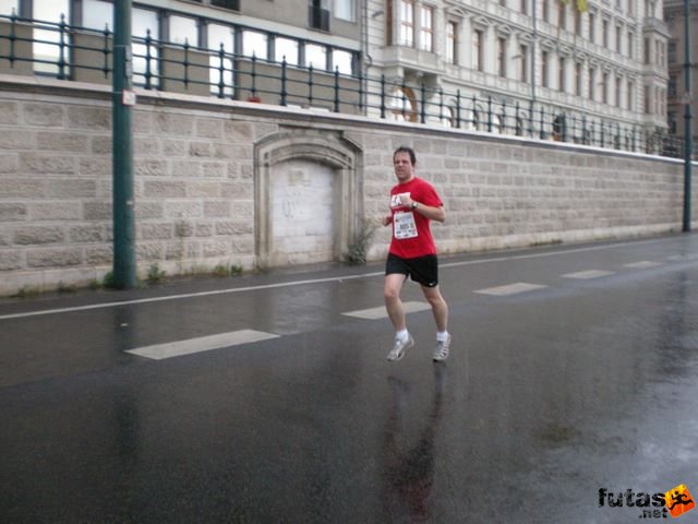 Generali futógála, rakparti 10 kilométeres futás Budapest generali_duna_parti_futogala_1802.jpg Gerencsér Balázs