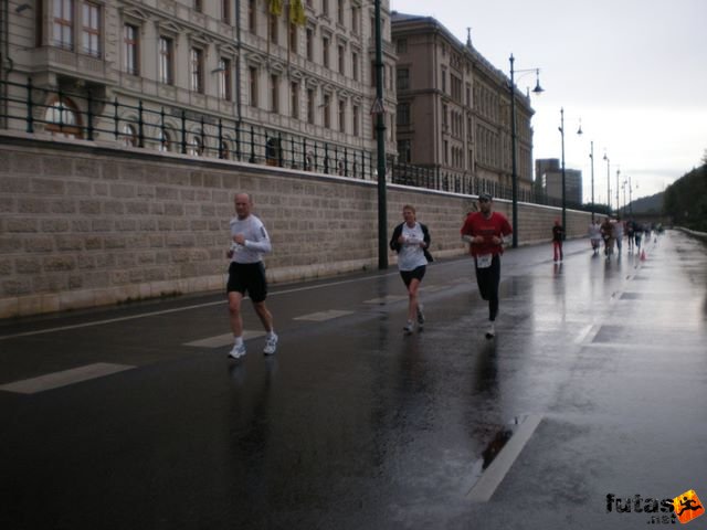 Generali futógála, rakparti 10 kilométeres futás Budapest generali_duna_parti_futogala_1803.jpg generali_duna_parti_futogala_1803.jpg