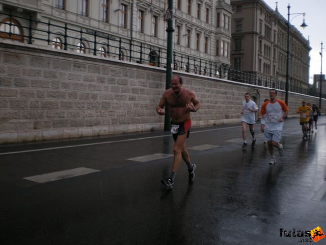 Generali futógála, rakparti 10 kilométeres futás Budapest generali_duna_parti_futogala_1804.jpg generali_duna_parti_futogala_1804.jpg