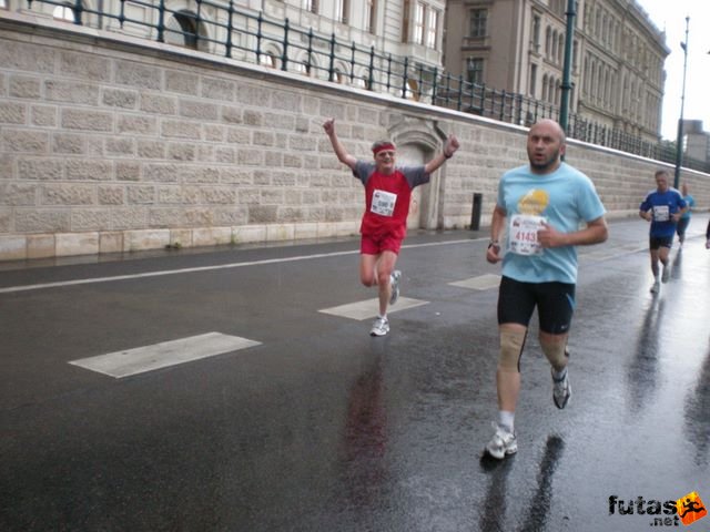 Generali futógála, rakparti 10 kilométeres futás Budapest generali_duna_parti_futogala_1808.jpg generali_duna_parti_futogala_1808.jpg
