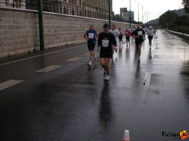 Generali futógála, rakparti 10 kilométeres futás Budapest generali_duna_parti_futogala_1813.jpg generali_duna_parti_futogala_1813.jpg
