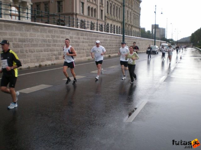 Generali futógála, rakparti 10 kilométeres futás Budapest generali_duna_parti_futogala_1815.jpg generali_duna_parti_futogala_1815.jpg