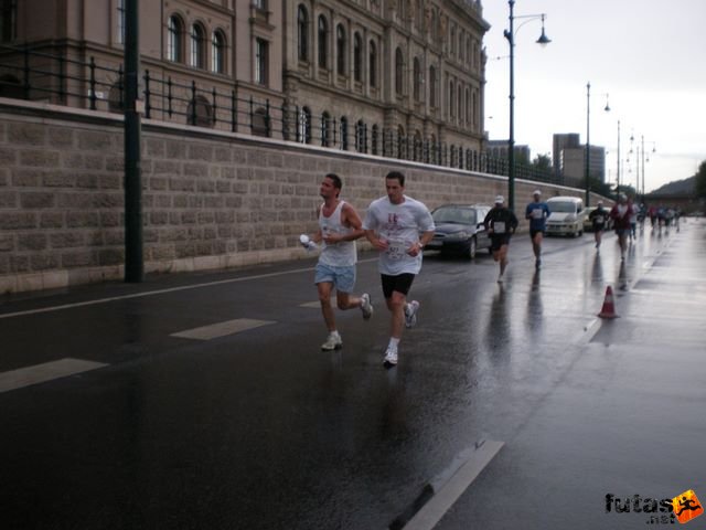 Generali futógála, rakparti 10 kilométeres futás Budapest generali_duna_parti_futogala_1818.jpg generali_duna_parti_futogala_1818.jpg