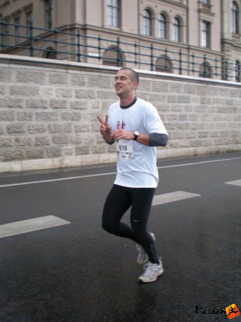 Generali futógála, rakparti 10 kilométeres futás Budapest generali_duna_parti_futogala_1820.jpg Pesti Balázs