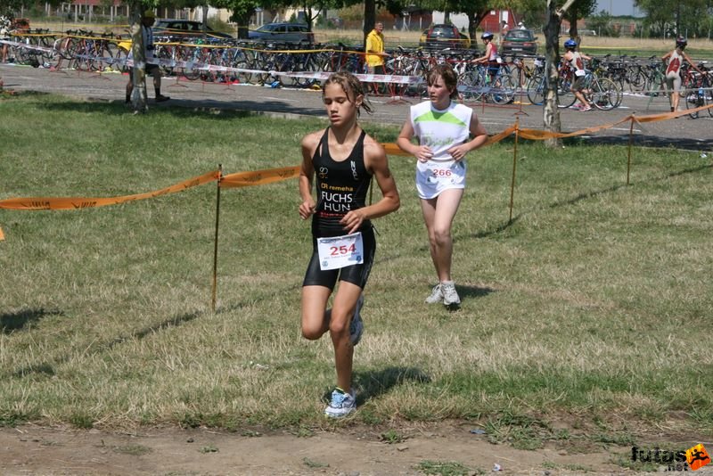 Kisköre Triatlon kiskore_triatlon_376.jpg Triatlon Gyermek Ranglista , FUCHS DÓRA női gyerek kategótira első Tisza-tó Triatlon Fesztivál, Kisköre Triatlon kiskore_triatlon_376.jpg Triatlon Gyermek Ranglista , FUCHS DÓRA női gyerek kategótira első