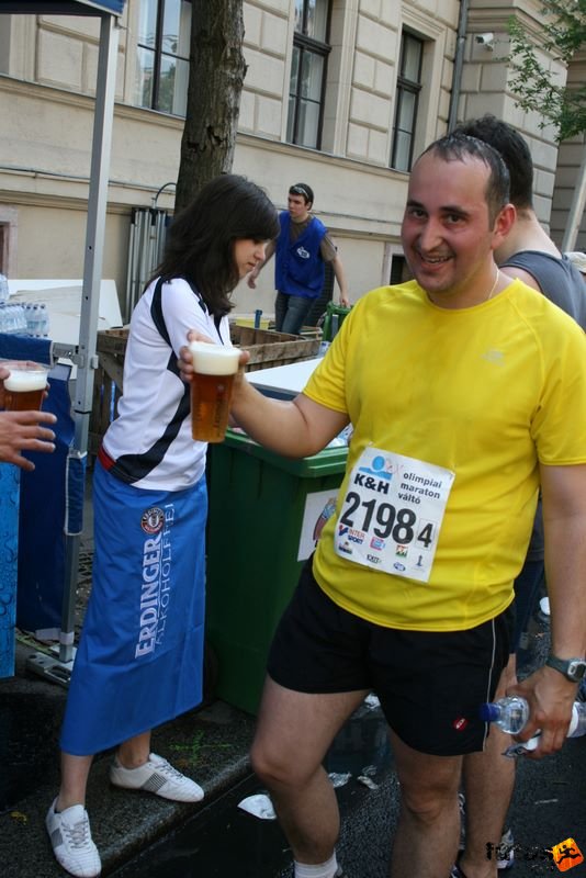 16. K&H Marathon és félmaraton váltó maraton_1685.jpg futás után sör K&H Olimpiai Marathon és félmaraton váltó futás Budapest képek 5. fotók maraton_1685.jpg futás után sör