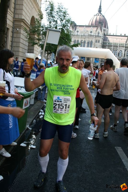 16. K&H Marathon és félmaraton váltó maraton_1689.jpg a söröm K&H Olimpiai Marathon és félmaraton váltó futás Budapest képek 5. fotók maraton_1689.jpg a söröm
