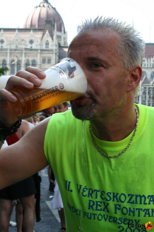 folyadékpótlás sörrel a maratoni futás után K&H Marathon és félmaraton váltó maraton sörivás az Országház előtt folyadékpótlás sörrel futás utána K&H Olimpiai Marathon és félmaraton váltó futáson Budapest maraton sörivás az Országház előtt