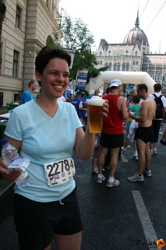 16. K&H Marathon és félmaraton váltó maraton_1693.jpg futás után sör K&H Olimpiai Marathon és félmaraton váltó futás Budapest képek 5. fotók maraton_1693.jpg futás után sör