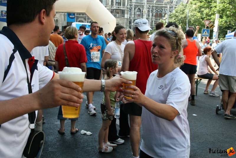 16. K&H Marathon és félmaraton váltó maraton_1694.jpg tessék inni sört! K&H Olimpiai Marathon és félmaraton váltó futás Budapest képek 5. fotók maraton_1694.jpg tessék inni sört!