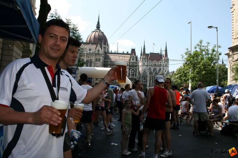 16. K&H Marathon és félmaraton váltó maraton_1696.jpg sör osztás futóknak, alkoholmentes K&H Olimpiai Marathon és félmaraton váltó futás Budapest képek 5. fotók maraton_1696.jpg sör osztás futóknak, alkoholmentes