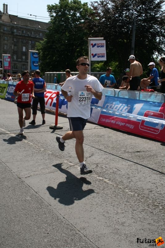 16. K&H Marathon és félmaraton váltó maraton_1705.jpg sprint a cél előtt K&H Olimpiai Marathon és félmaraton váltó futás Budapest képek 5. fotók maraton_1705.jpg sprint a cél előtt