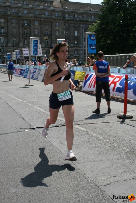 16. K&H Marathon és félmaraton váltó maraton_1706.jpg sprint a váltóhelyre K&H Olimpiai Marathon és félmaraton váltó futás Budapest képek 5. fotók maraton_1706.jpg sprint a váltóhelyre