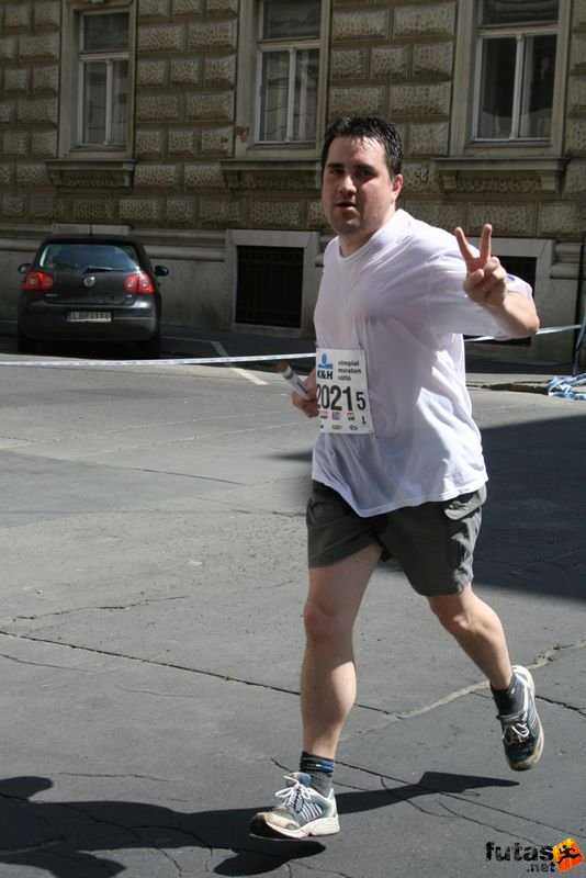 16. K&H Marathon és félmaraton váltó maraton_1733.jpg 6-ö-kör 6 fős maraton váltó, hajrá K&H Olimpiai Marathon és félmaraton váltó futás Budapest képek 5. fotók maraton_1733.jpg 6-ö-kör 6 fős maraton váltó, hajrá