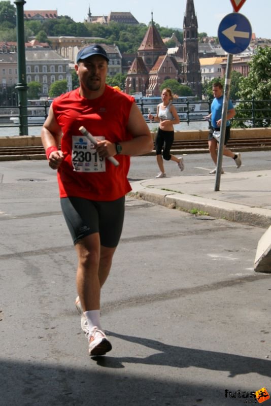 16. K&H Marathon és félmaraton váltó maraton_1749.jpg Vodafone 2 futócsapat K&H Olimpiai Marathon és félmaraton váltó futás Budapest képek 5. fotók maraton_1749.jpg Vodafone 2 futócsapat