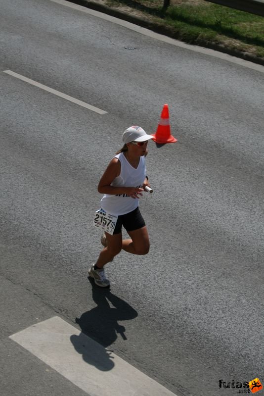 16. K&H Marathon és félmaraton váltó maraton_1755.jpg Kincstári Optimisták futó K&H Olimpiai Marathon és félmaraton váltó futás Budapest képek 5. fotók maraton_1755.jpg Kincstári Optimisták futó
