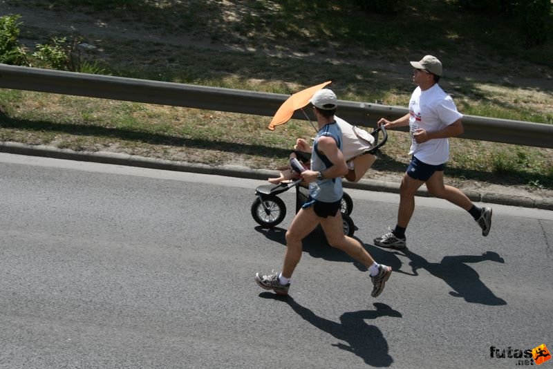 16. K&H Marathon és félmaraton váltó maraton_1756.jpg babakocsis futás, napernyővel K&H Olimpiai Marathon és félmaraton váltó futás Budapest képek 5. fotók maraton_1756.jpg babakocsis futás, napernyővel