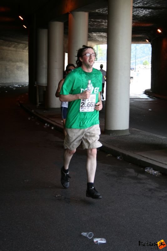 16. K&H Marathon és félmaraton váltó maraton_1766.jpg futás a Lánchíd alatt K&H Olimpiai Marathon és félmaraton váltó futás Budapest képek 5. fotók maraton_1766.jpg futás a Lánchíd alatt