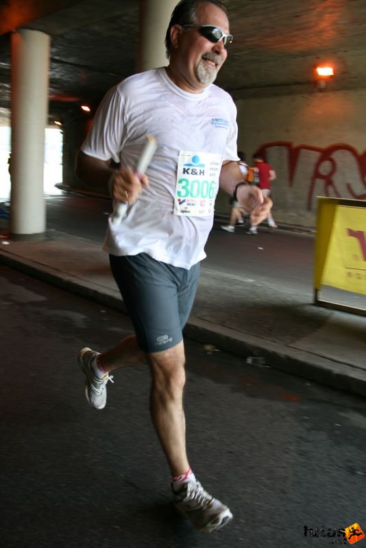 16. K&H Marathon és félmaraton váltó maraton_1774.jpg Algo Reflex futók K&H Olimpiai Marathon és félmaraton váltó futás Budapest képek 5. fotók maraton_1774.jpg Algo Reflex futók