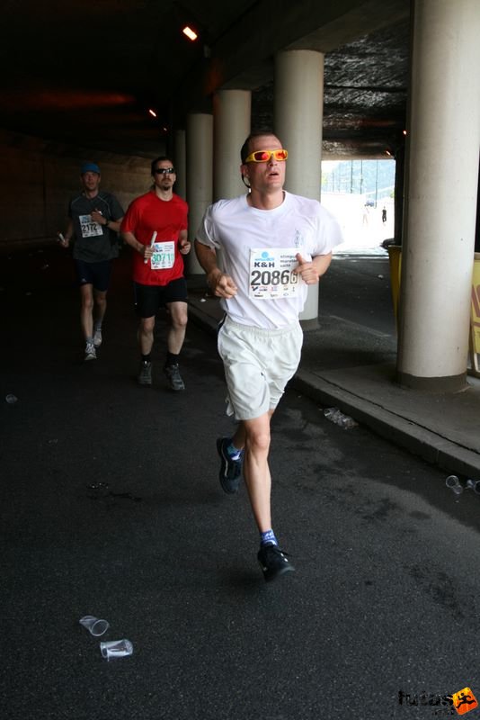 16. K&H Marathon és félmaraton váltó maraton_1782.jpg futás a Lánchíd alatt K&H Olimpiai Marathon és félmaraton váltó futás Budapest képek 5. fotók maraton_1782.jpg futás a Lánchíd alatt