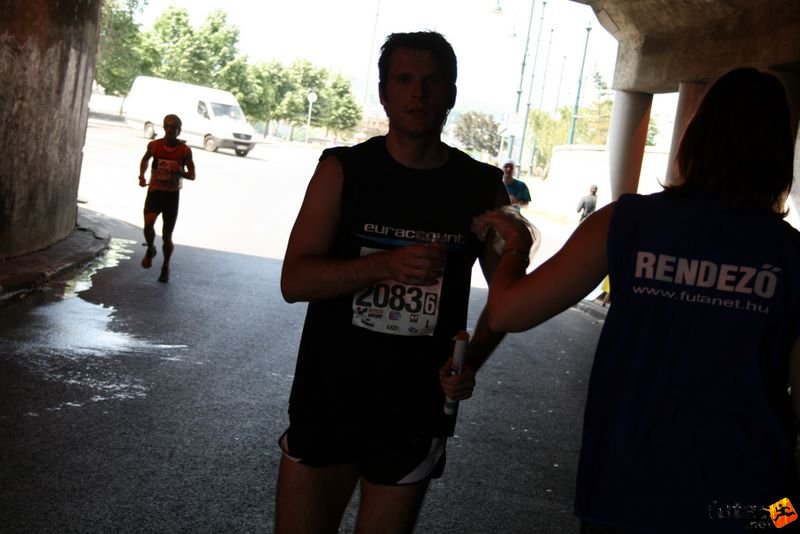 16. K&H Marathon és félmaraton váltó maraton_1788.jpg frissítő a híd alatt K&H Olimpiai Marathon és félmaraton váltó futás Budapest képek 5. fotók maraton_1788.jpg frissítő a híd alatt