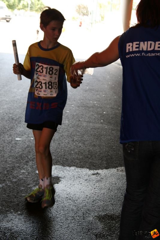16. K&H Marathon és félmaraton váltó maraton_1792.jpg vizet K&H Olimpiai Marathon és félmaraton váltó futás Budapest képek 5. fotók maraton_1792.jpg vizet