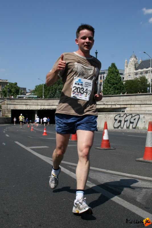 16. K&H Marathon és félmaraton váltó maraton_1827.jpg Ballábasok futók K&H Olimpiai Marathon és félmaraton váltó futás Budapest képek 5. fotók maraton_1827.jpg Ballábasok futók