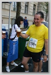 K&H Olimpiai Marathon és félmaraton váltó futás Budapest képek 5. fotók futás után sör