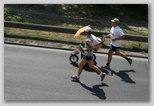 K&H Olimpiai Marathon és félmaraton váltó futás Budapest képek 5. fotók babakocsis futás, napernyővel