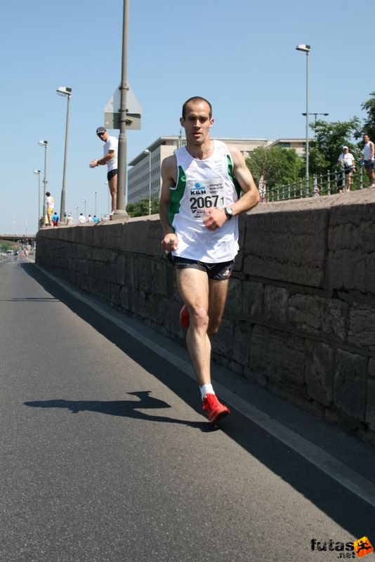K&H Olimpiai Maraton és félmaraton váltó futás Budapest képek 1. fotók maraton_0912.jpg vezető pozícióban