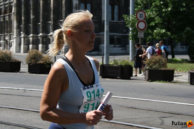 K&H Maraton és félmaraton váltó maraton_1082.jpg maraton_1082.jpg K&H Olimpiai Maraton és félmaraton váltó futás Budapest képek 2. fotók maraton_1082.jpg maraton_1082.jpg