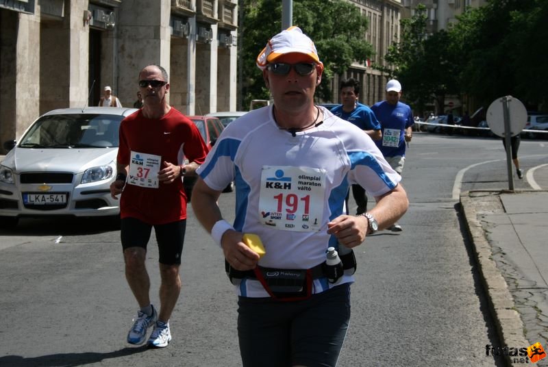 K&H Maraton és félmaraton váltó maraton_1085.jpg maraton_1085.jpg K&H Olimpiai Maraton és félmaraton váltó futás Budapest képek 2. fotók maraton_1085.jpg maraton_1085.jpg