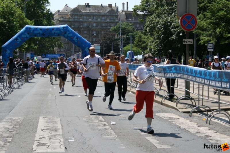 K&H Maraton és félmaraton váltó maraton_1090.jpg váltóhely K&H Olimpiai Maraton és félmaraton váltó futás Budapest képek 2. fotók maraton_1090.jpg váltóhely