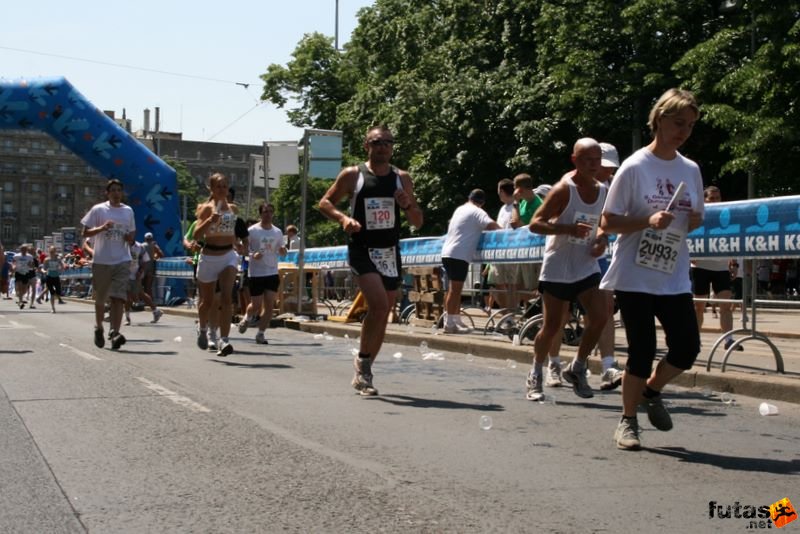 K&H Maraton és félmaraton váltó maraton_1103.jpg maraton_1103.jpg K&H Olimpiai Maraton és félmaraton váltó futás Budapest képek 2. fotók maraton_1103.jpg maraton_1103.jpg
