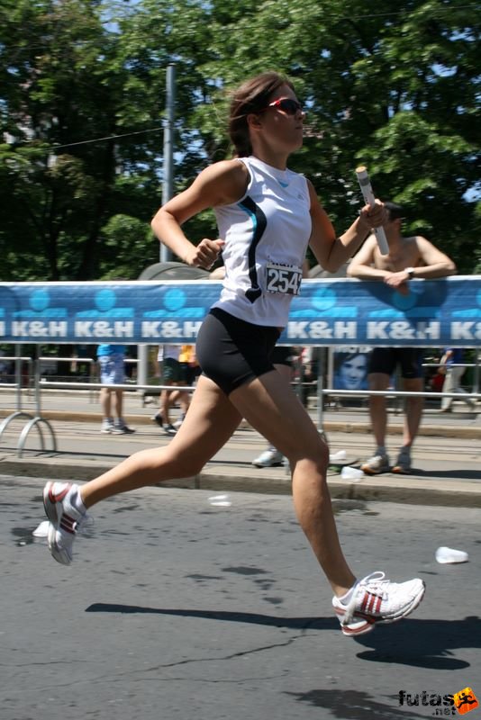 K&H Maraton és félmaraton váltó maraton_1106.jpg maraton_1106.jpg K&H Olimpiai Maraton és félmaraton váltó futás Budapest képek 2. fotók maraton_1106.jpg maraton_1106.jpg