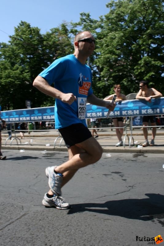 K&H Maraton és félmaraton váltó maraton_1107.jpg maraton_1107.jpg K&H Olimpiai Maraton és félmaraton váltó futás Budapest képek 2. fotók maraton_1107.jpg maraton_1107.jpg