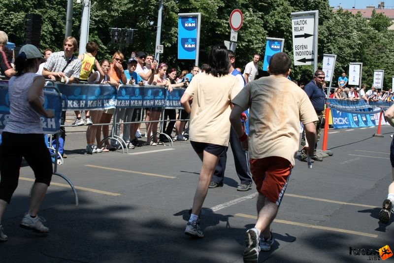 K&H Maraton és félmaraton váltó maraton_1115.jpg vak futó vezetése K&H Olimpiai Maraton és félmaraton váltó futás Budapest képek 2. fotók maraton_1115.jpg vak futó vezetése