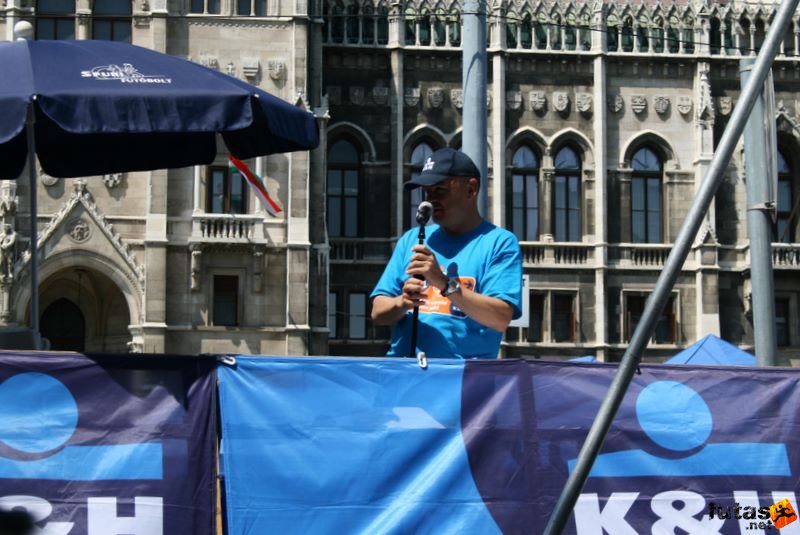K&H Maraton és félmaraton váltó maraton_1121.jpg Péter Attila a mikrofonnál K&H Olimpiai Maraton és félmaraton váltó futás Budapest képek 2. fotók maraton_1121.jpg Péter Attila a mikrofonnál