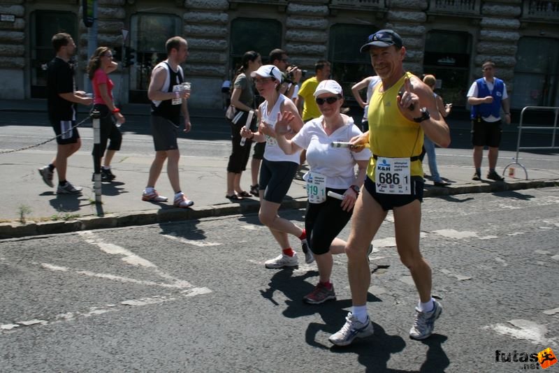 K&H Maraton és félmaraton váltó maraton_1124.jpg Nell, Nyúl és Steve K&H Olimpiai Maraton és félmaraton váltó futás Budapest képek 2. fotók maraton_1124.jpg Nell, Nyúl és Steve