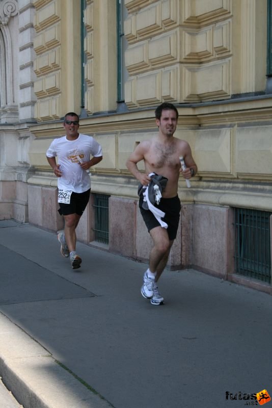 K&H Maraton és félmaraton váltó maraton_1186.jpg maraton_1186.jpg K&H Olimpiai Maraton és félmaraton váltó futás Budapest képek 2. fotók maraton_1186.jpg maraton_1186.jpg