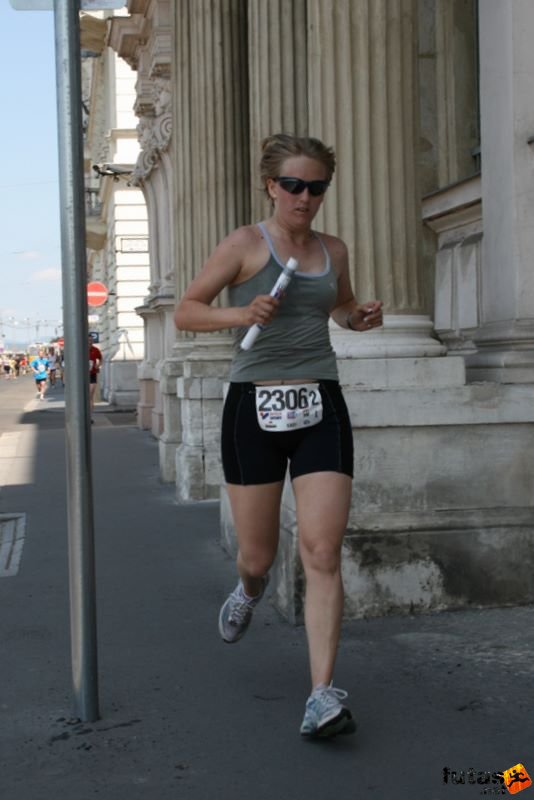K&H Maraton és félmaraton váltó maraton_1188.jpg X-Team K&H Olimpiai Maraton és félmaraton váltó futás Budapest képek 2. fotók maraton_1188.jpg X-Team