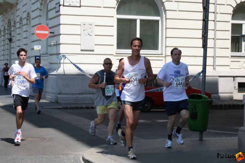 K&H Maraton és félmaraton váltó maraton_1190.jpg maraton_1190.jpg K&H Olimpiai Maraton és félmaraton váltó futás Budapest képek 2. fotók maraton_1190.jpg maraton_1190.jpg