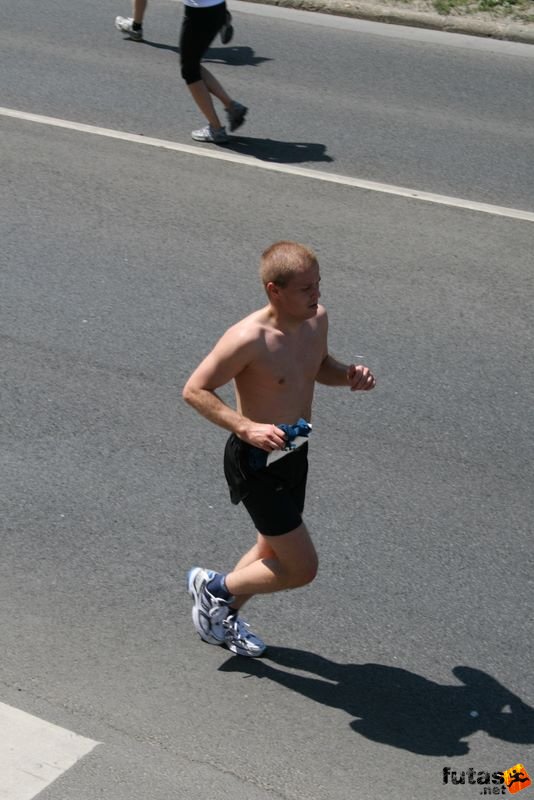 K&H Maraton és félmaraton váltó maraton_1196.jpg maraton_1196.jpg K&H Olimpiai Maraton és félmaraton váltó futás Budapest képek 2. fotók maraton_1196.jpg maraton_1196.jpg