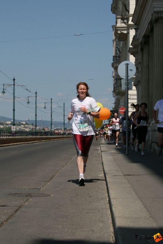 K&H Maraton és félmaraton váltó maraton_1211.jpg lufis futó K&H Olimpiai Maraton és félmaraton váltó futás Budapest képek 2. fotók maraton_1211.jpg lufis futó