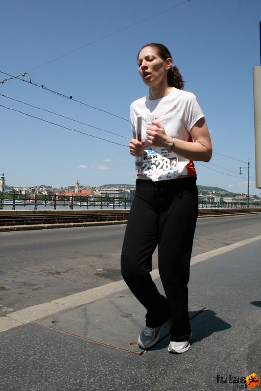 K&H Maraton és félmaraton váltó maraton_1218.jpg maraton_1218.jpg K&H Olimpiai Maraton és félmaraton váltó futás Budapest képek 2. fotók maraton_1218.jpg maraton_1218.jpg
