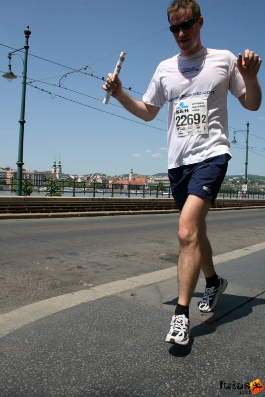 K&H Maraton és félmaraton váltó maraton_1224.jpg TC&C futócsapat K&H Olimpiai Maraton és félmaraton váltó futás Budapest képek 2. fotók maraton_1224.jpg TC&C futócsapat
