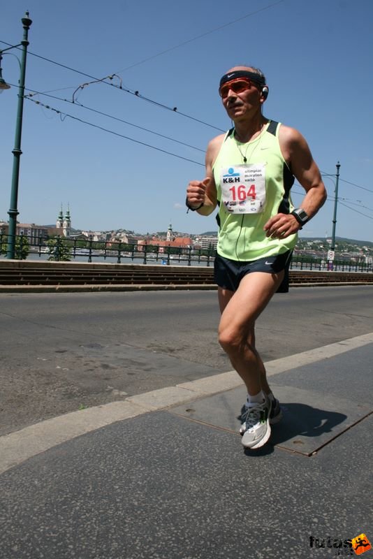 K&H Maraton és félmaraton váltó maraton_1228.jpg maraton_1228.jpg K&H Olimpiai Maraton és félmaraton váltó futás Budapest képek 2. fotók maraton_1228.jpg maraton_1228.jpg