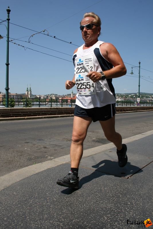K&H Maraton és félmaraton váltó maraton_1229.jpg maraton_1229.jpg K&H Olimpiai Maraton és félmaraton váltó futás Budapest képek 2. fotók maraton_1229.jpg maraton_1229.jpg